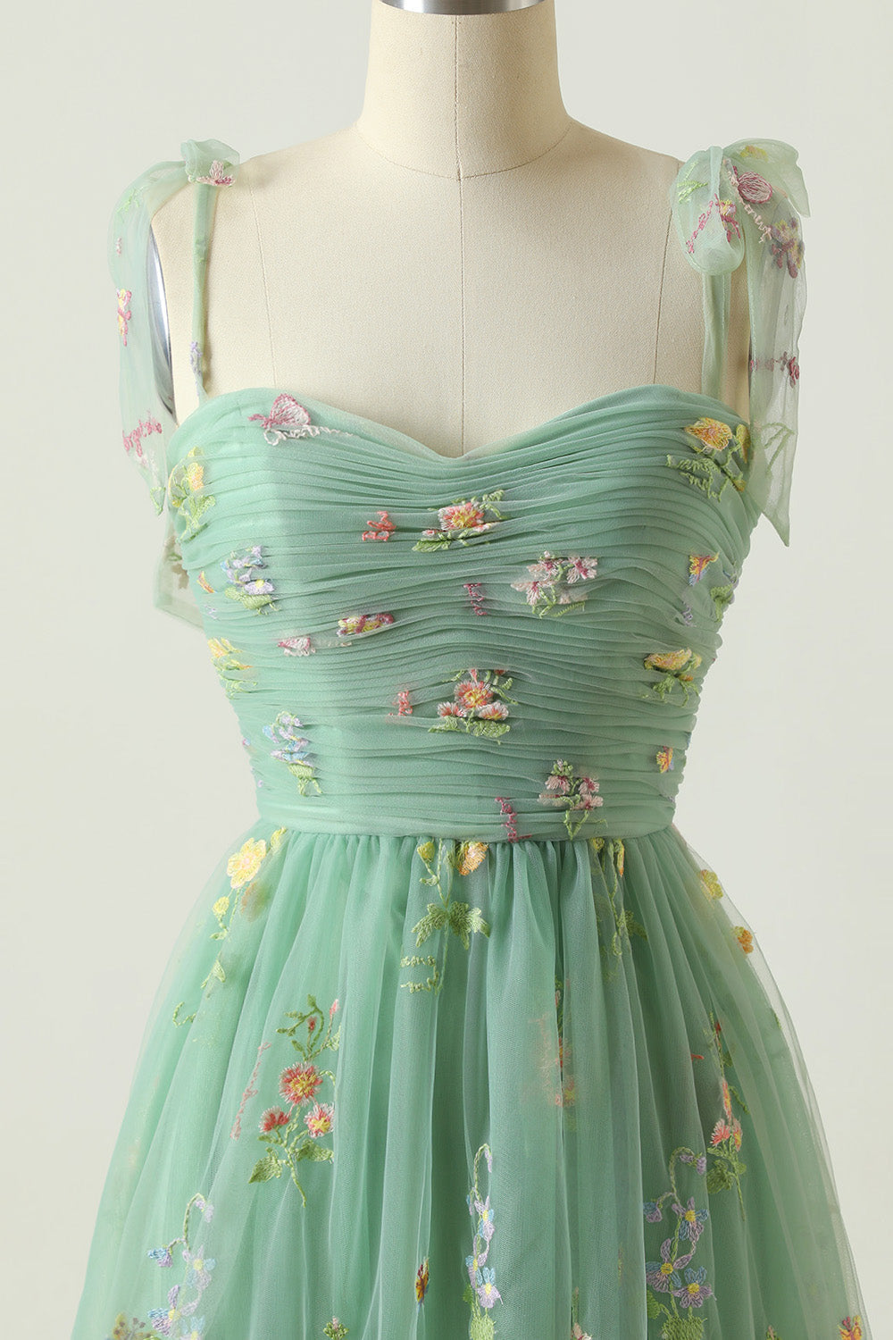 Vestido de fiesta largo verde con bordados
