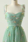 Vestido de fiesta largo verde con bordados