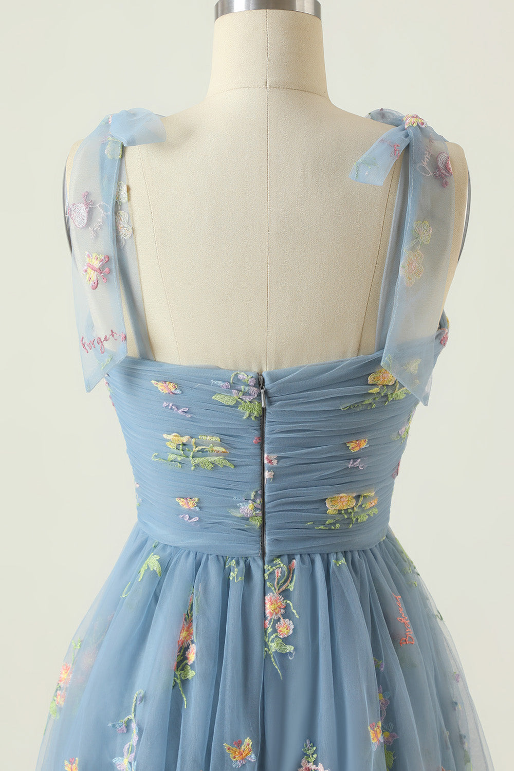 Vestido de fiesta largo azul gris con bordados