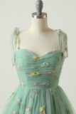 Vestido corto de cóctel verde escote A con bordados