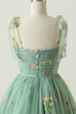 Vestido corto de cóctel verde escote A con bordados