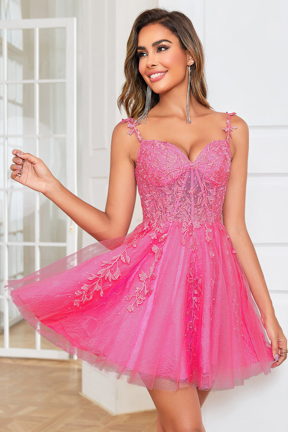 Elegante línea A Straps Spaghetti Straps Pink Short Homecoming Dress con apliques