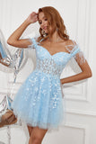 Vestido de graduación azul con plumas