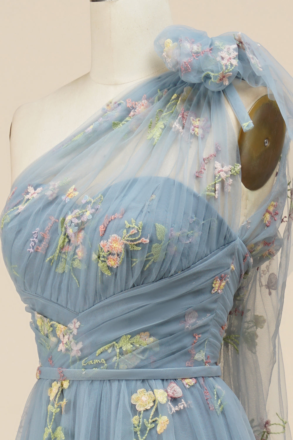 Azul vestido de fiesta con bordados
