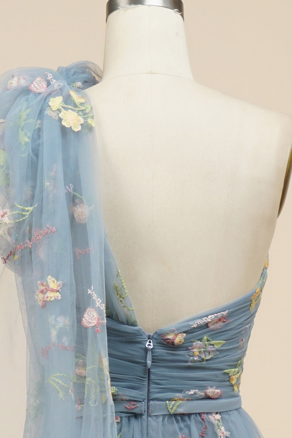 Azul vestido de fiesta con bordados