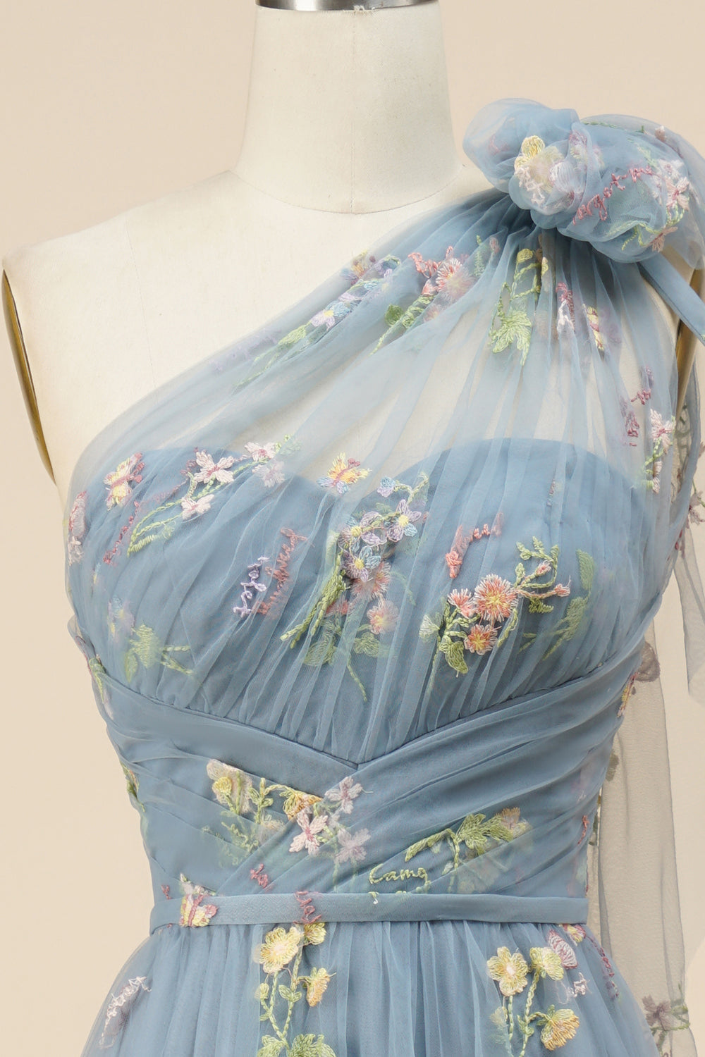 Azul vestido de fiesta con bordados