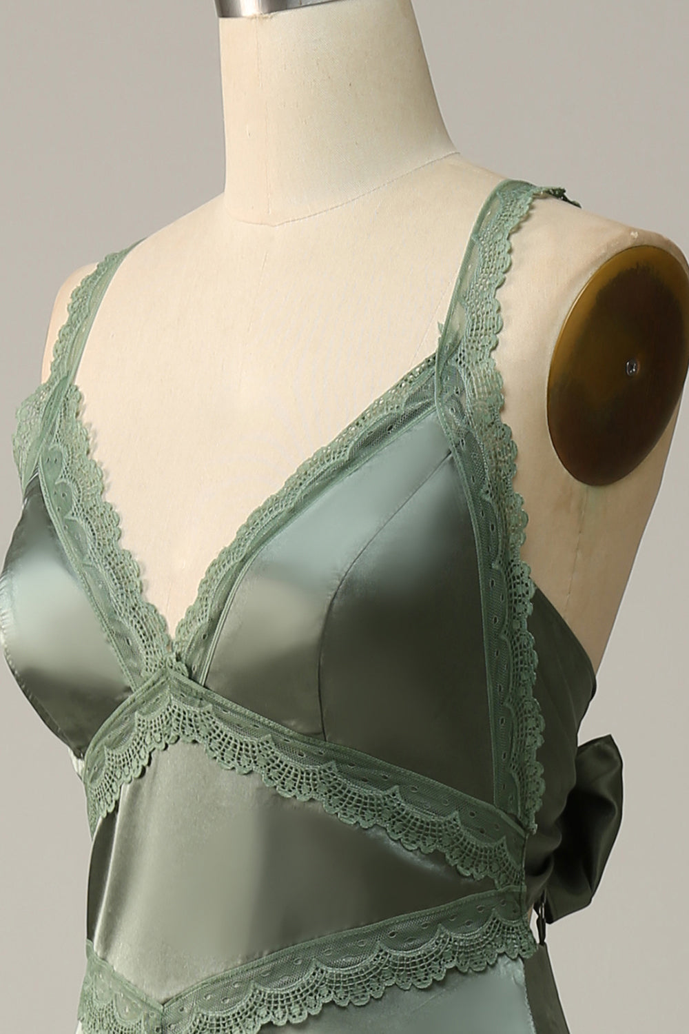 V-Neck Open Back Dusty Green Bridesmaid Vestido con encaje