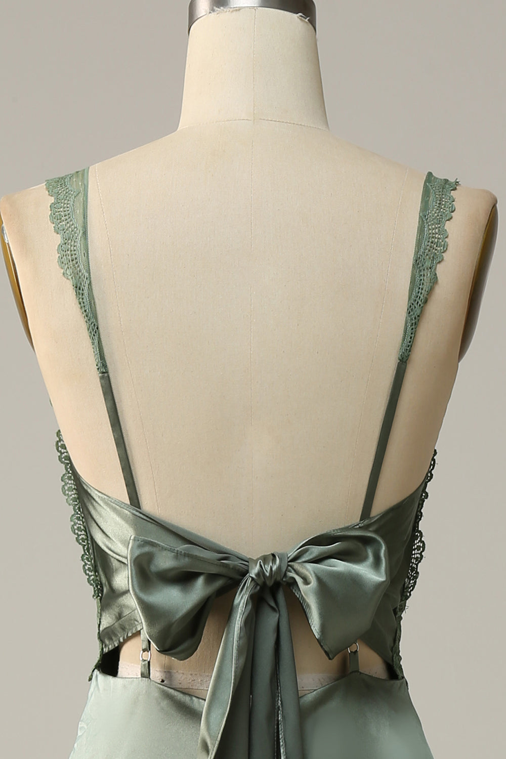 V-Neck Open Back Dusty Green Bridesmaid Vestido con encaje