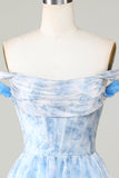 Lindo vestido corto de bienvenida con volantes en una línea fuera del hombro azul con volantes