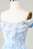 Lindo vestido corto de bienvenida con volantes en una línea fuera del hombro azul con volantes