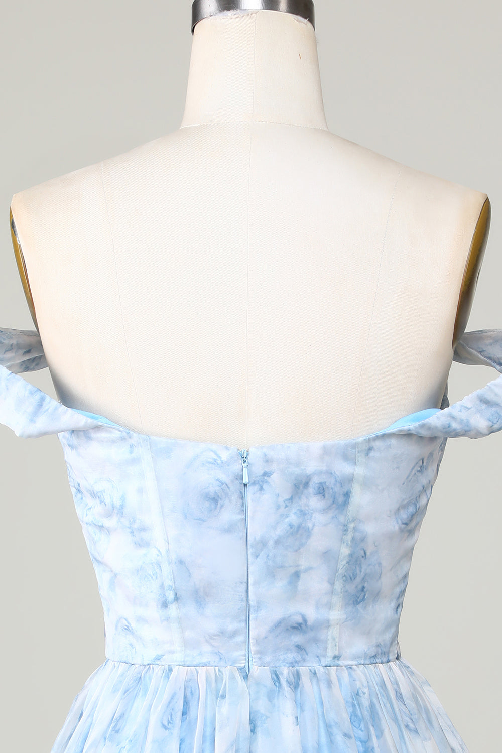 Lindo vestido corto de bienvenida con volantes en una línea fuera del hombro azul con volantes