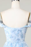 Lindo vestido corto de bienvenida con volantes en una línea fuera del hombro azul con volantes