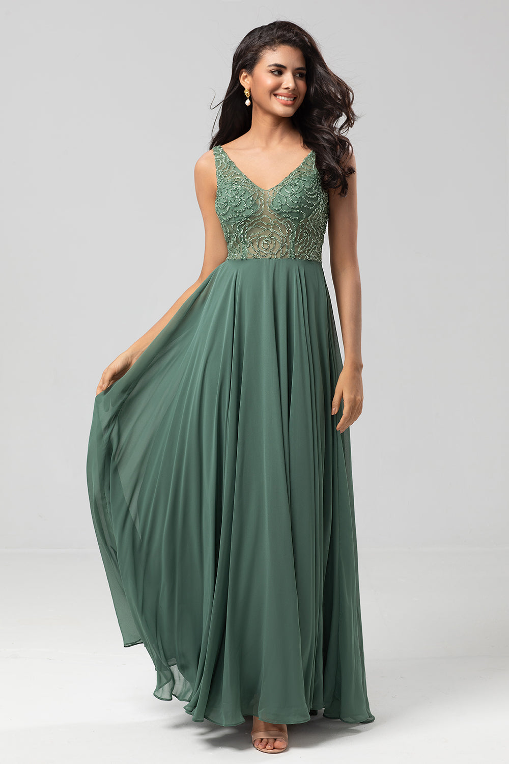 Confiadamente carismático A Line V cuello Eucalipto Vestido de dama de honor largo con abalorios