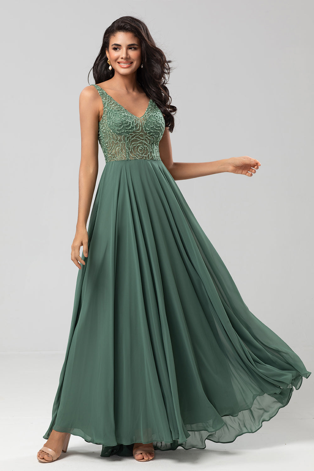 Confiadamente carismático A Line V cuello Eucalipto Vestido de dama de honor largo con abalorios
