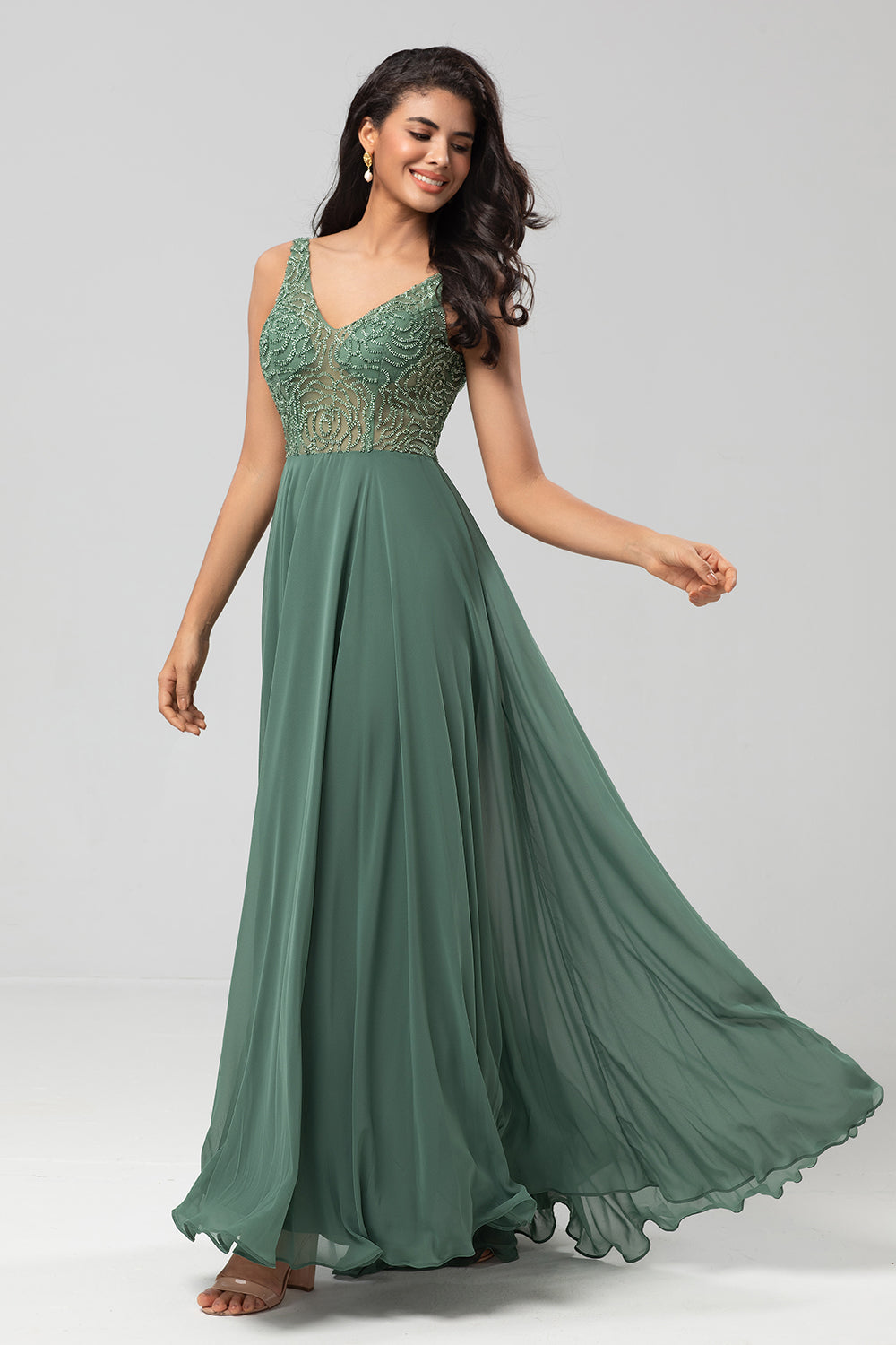 Confiadamente carismático A Line V cuello Eucalipto Vestido de dama de honor largo con abalorios