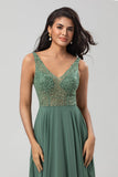 Confiadamente carismático A Line V cuello Eucalipto Vestido de dama de honor largo con abalorios
