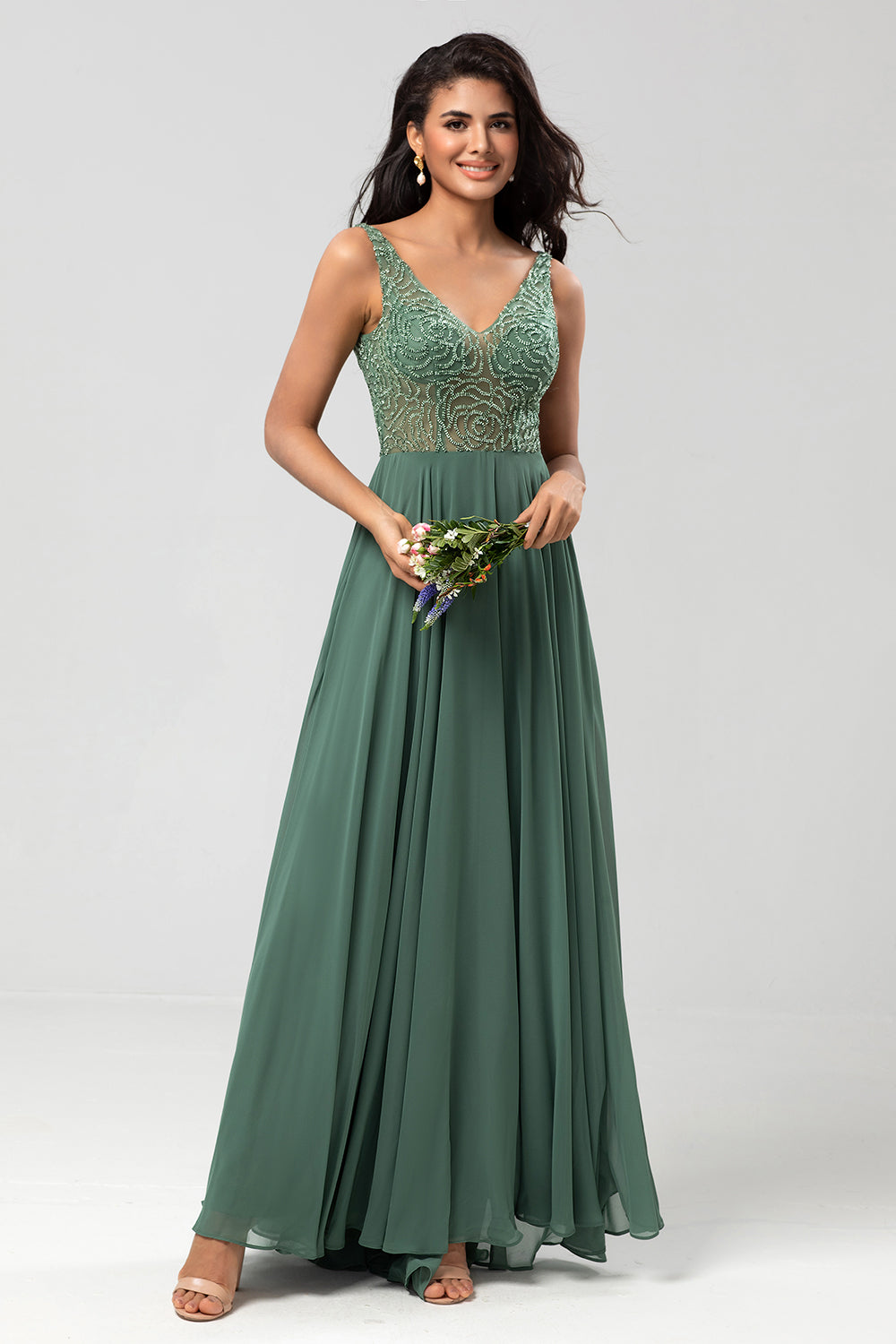 Confiadamente carismático A Line V cuello Eucalipto Vestido de dama de honor largo con abalorios