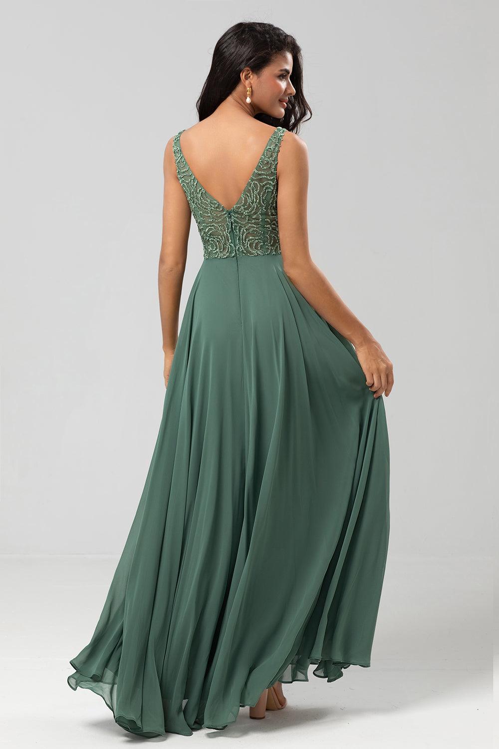 Confiadamente carismático A Line V cuello Eucalipto Vestido de dama de honor largo con abalorios