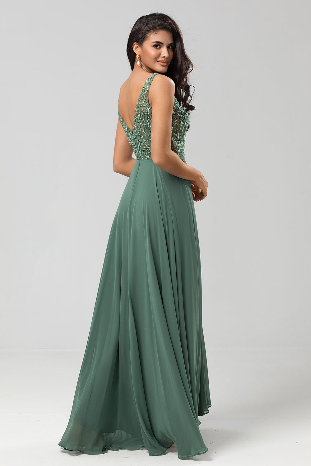 Confiadamente carismático A Line V cuello Eucalipto Vestido de dama de honor largo con abalorios