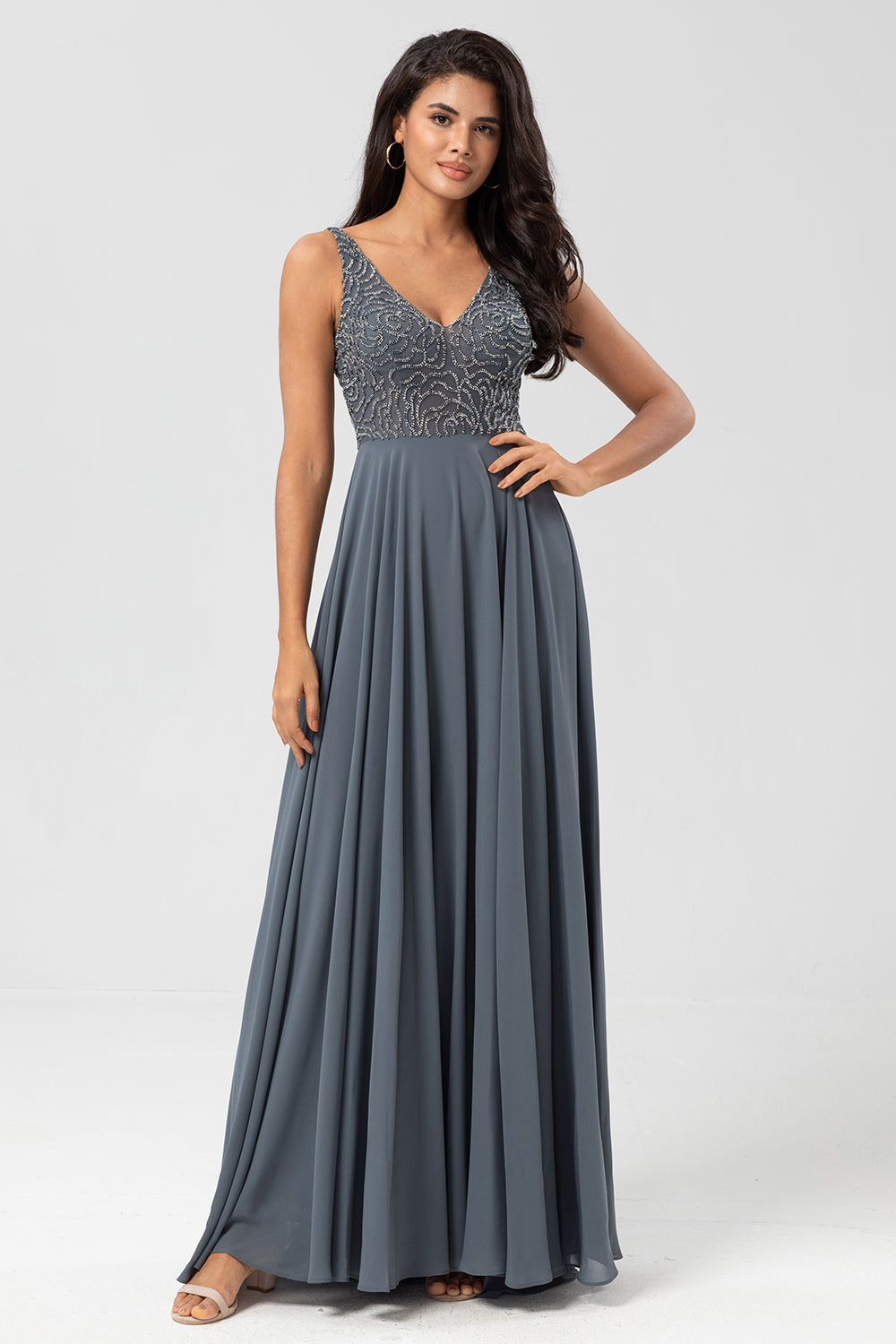 Confiadamente carismático A Line V cuello Eucalipto Vestido de dama de honor largo con abalorios