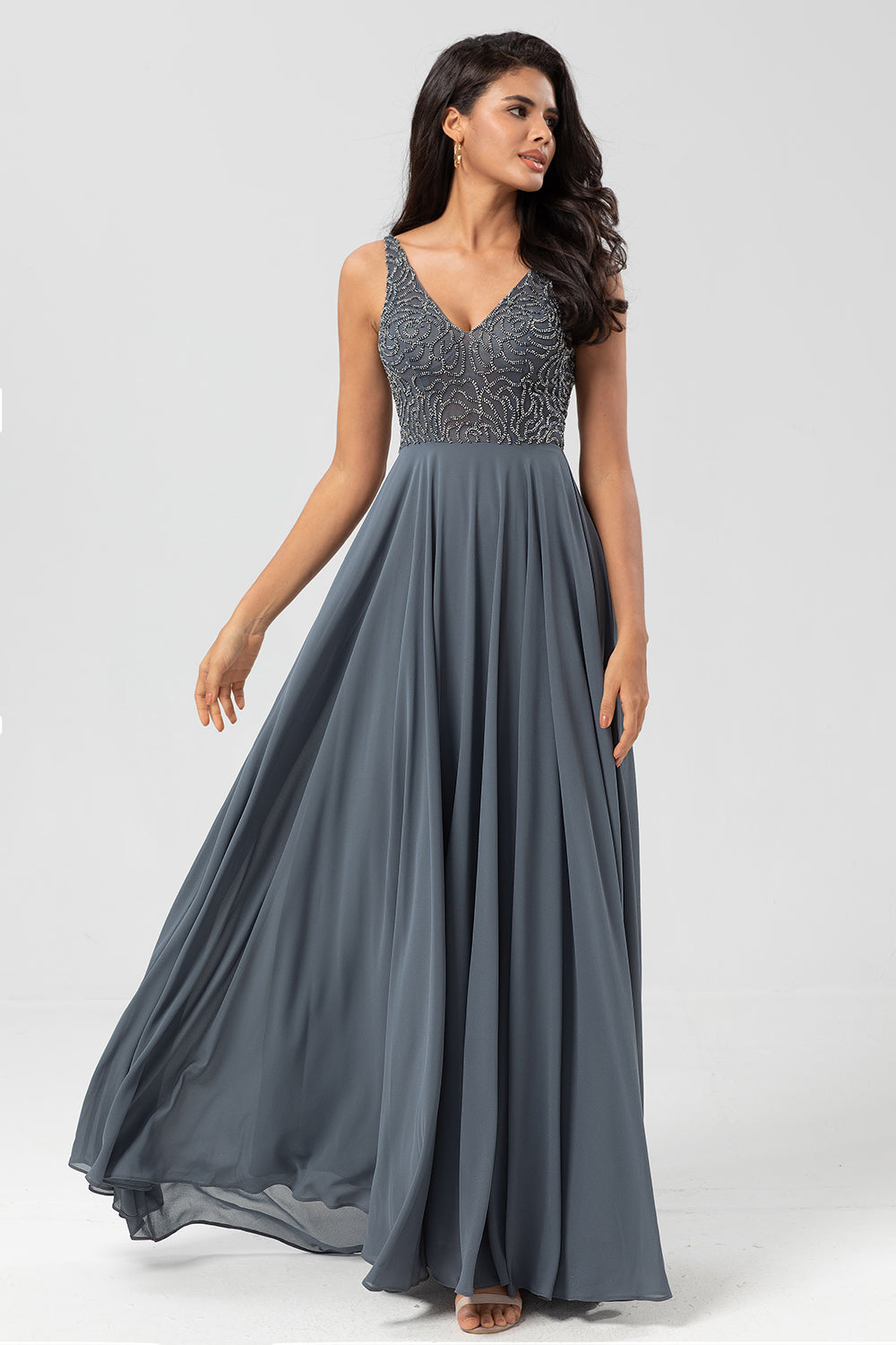 Confiadamente carismático A Line V cuello Eucalipto Vestido de dama de honor largo con abalorios