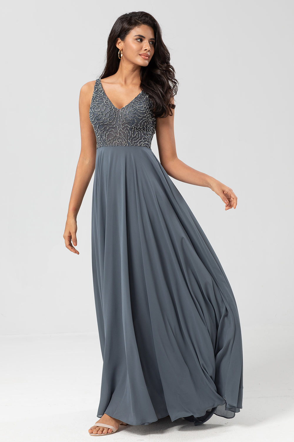 Confiadamente carismático A Line V cuello Eucalipto Vestido de dama de honor largo con abalorios