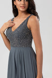 Confiadamente carismático A Line V cuello Eucalipto Vestido de dama de honor largo con abalorios