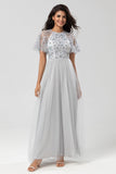 Classic Elegance A-Line Jewel Neck Grey Long Bridesmaid Dress con mangas cortas