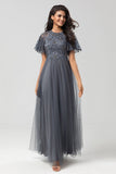 Classic Elegance A-Line Jewel Neck Grey Long Bridesmaid Dress con mangas cortas