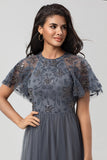 Classic Elegance A-Line Jewel Neck Grey Long Bridesmaid Dress con mangas cortas