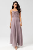 Certificablemente elegante A Line Spaghetti Straps Dusty Pink Long Bridesmaid Dress con cuentas
