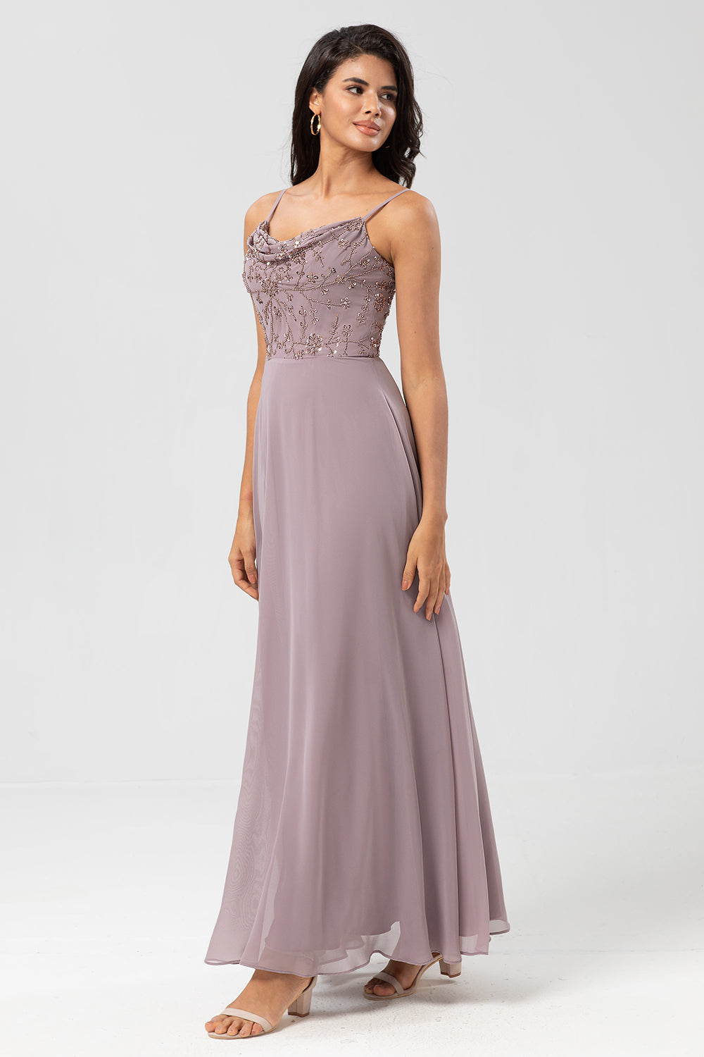 Certificablemente elegante A Line Spaghetti Straps Dusty Pink Long Bridesmaid Dress con cuentas