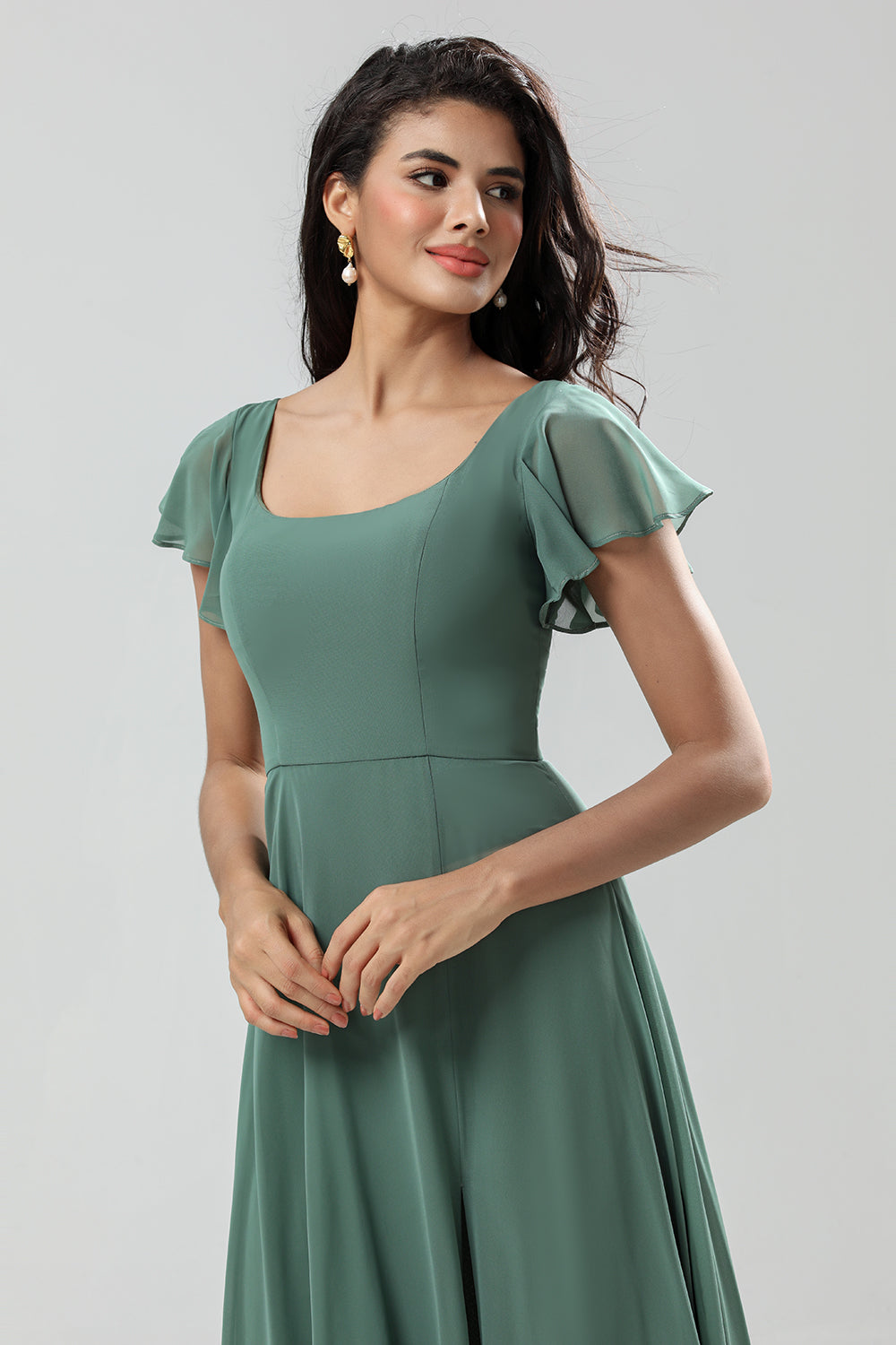 A-Line Vestido de dama de honor larga verde con volantes