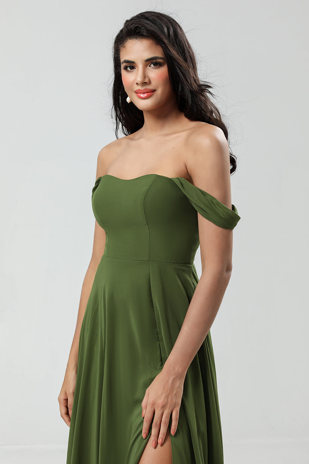 Off The Shoulder A Line Vestido de dama de honor oliva con hendidura