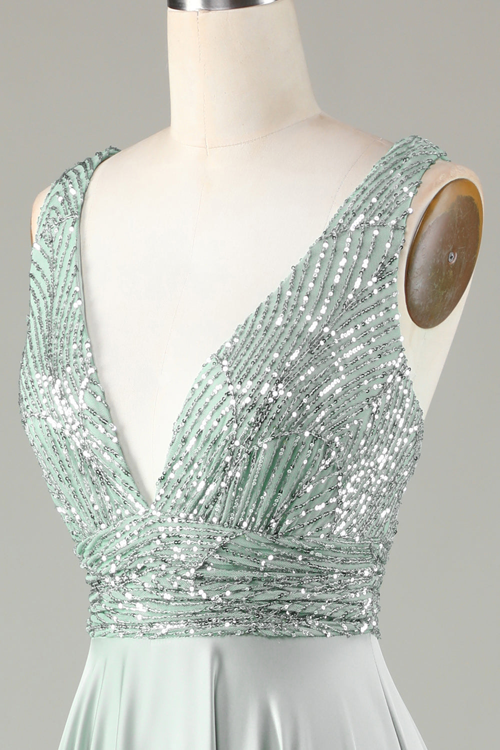 Vestido de dama de honor Matcha con cuello en V brillante con lentejuelas