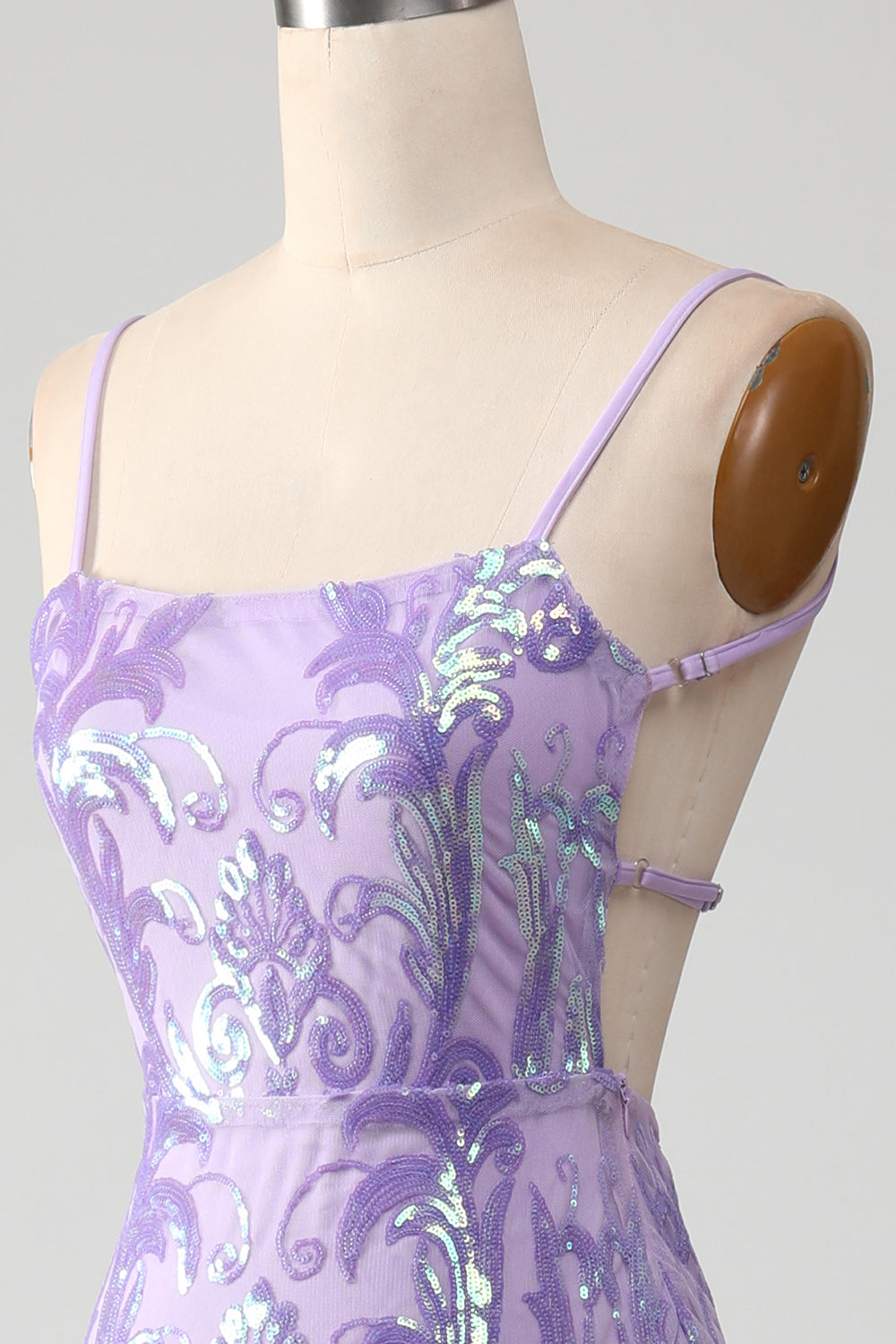 Vestido de fiesta sin espalda de color púrpura claro con lentejuelas