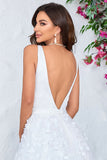 Precioso vestido de novia largo de marfil con cuello en V con flores 3D