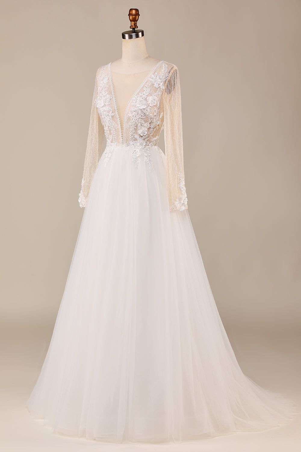 Una línea profunda V-Neck Ivory Tulle Sweep Train Wedding Dress con encaje