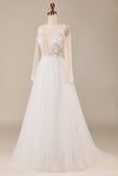 Una línea profunda V-Neck Ivory Tulle Sweep Train Wedding Dress con encaje