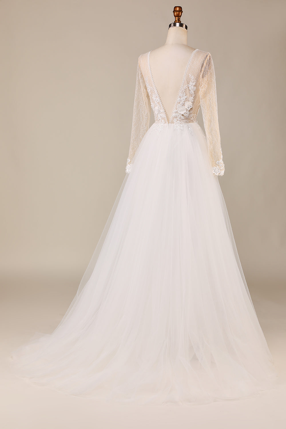 Una línea profunda V-Neck Ivory Tulle Sweep Train Wedding Dress con encaje