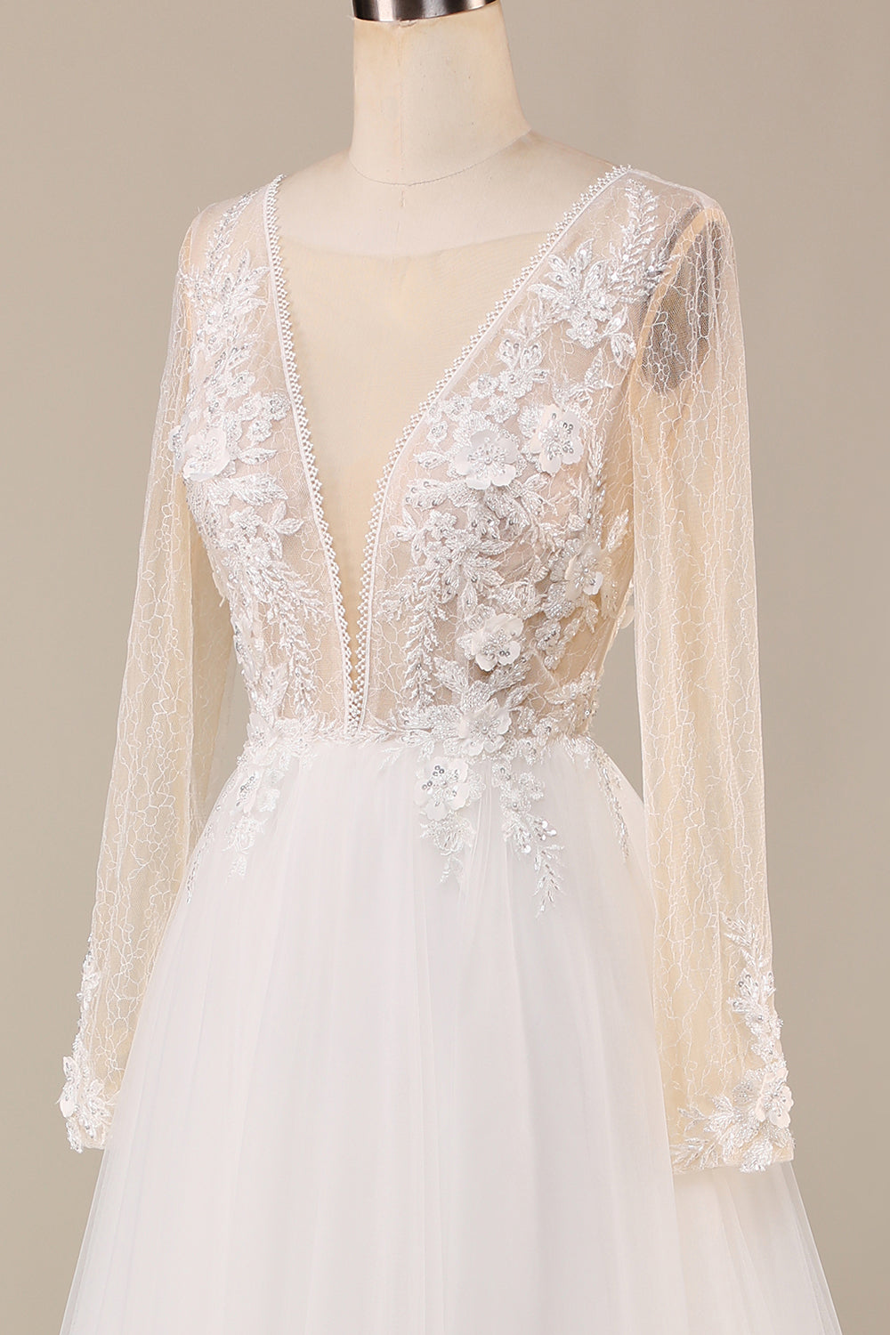 Una línea profunda V-Neck Ivory Tulle Sweep Train Wedding Dress con encaje