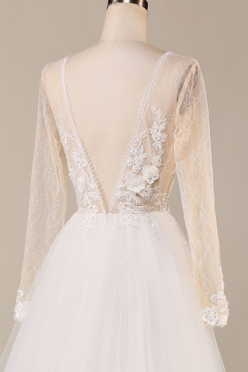 Una línea profunda V-Neck Ivory Tulle Sweep Train Wedding Dress con encaje