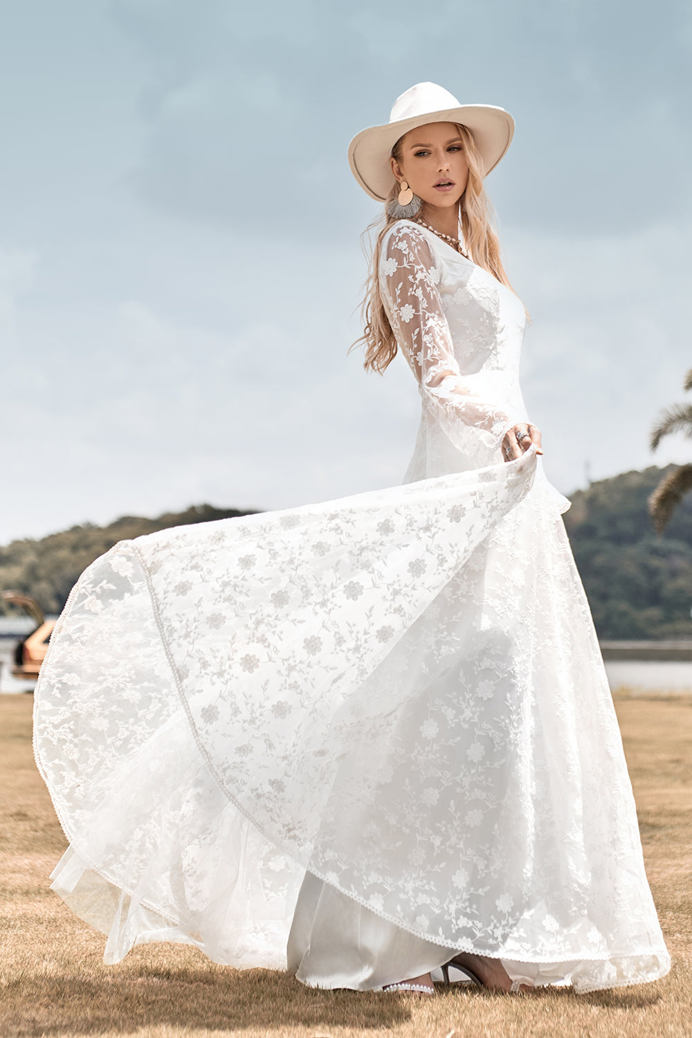 Belleza A Línea V Cuello Marfil Encaje Bengala Mangas Vestido de novia