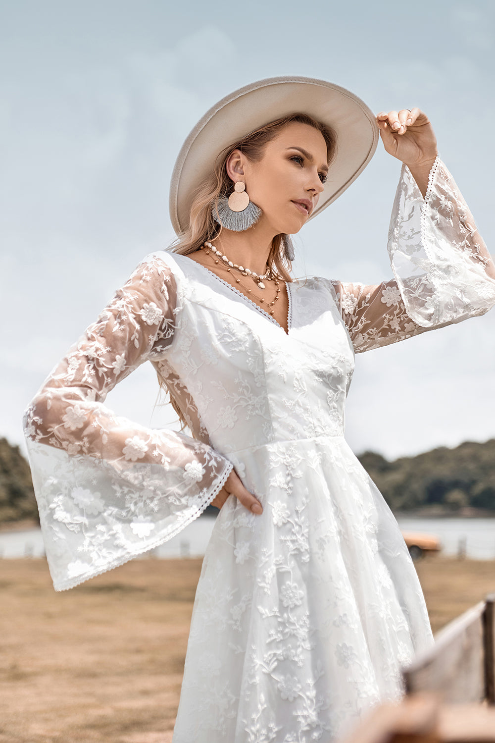 Belleza A Línea V Cuello Marfil Encaje Bengala Mangas Vestido de novia