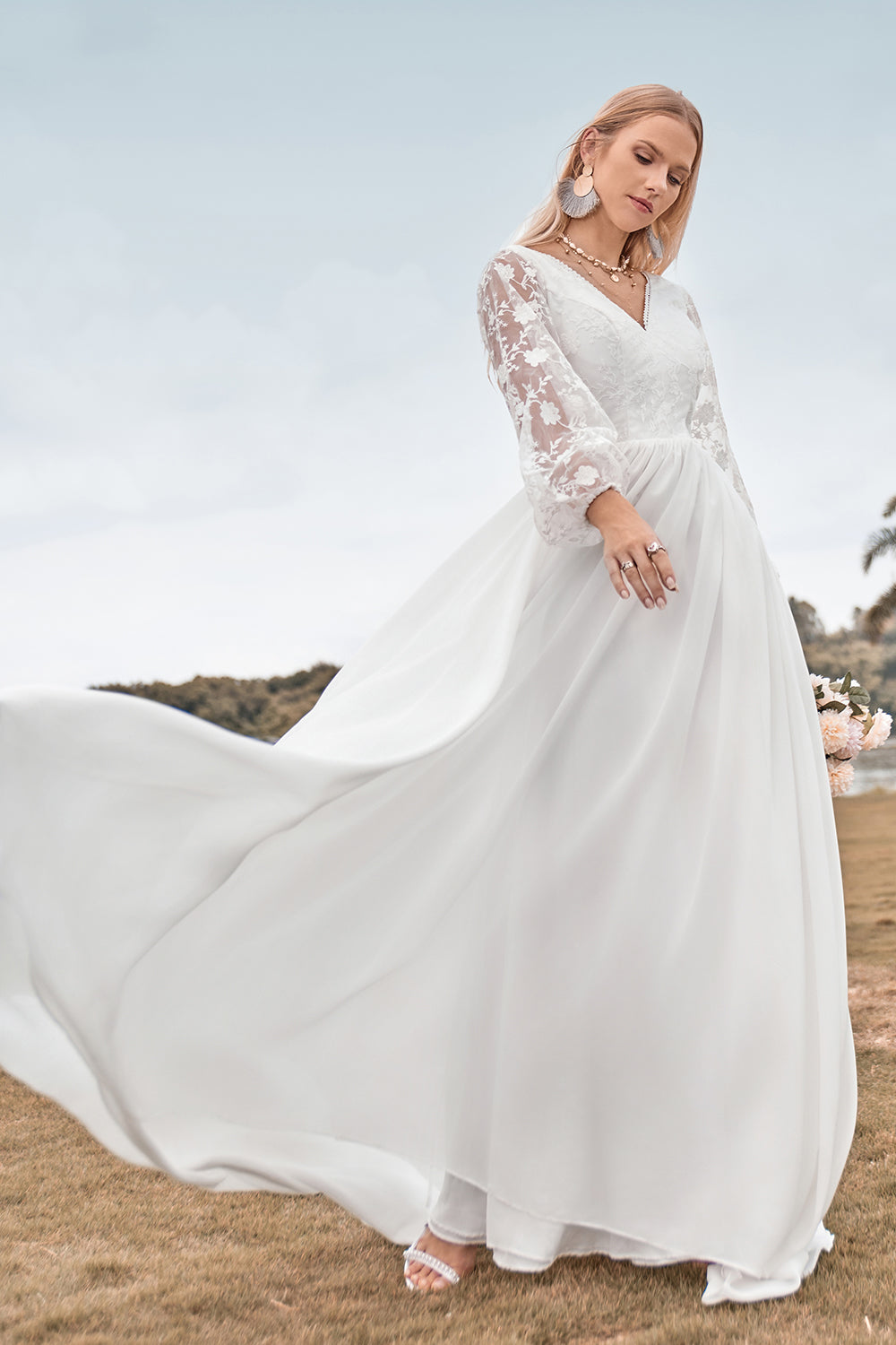 Una línea V cuello marfil gasa barrido tren Boho vestido de novia con encaje