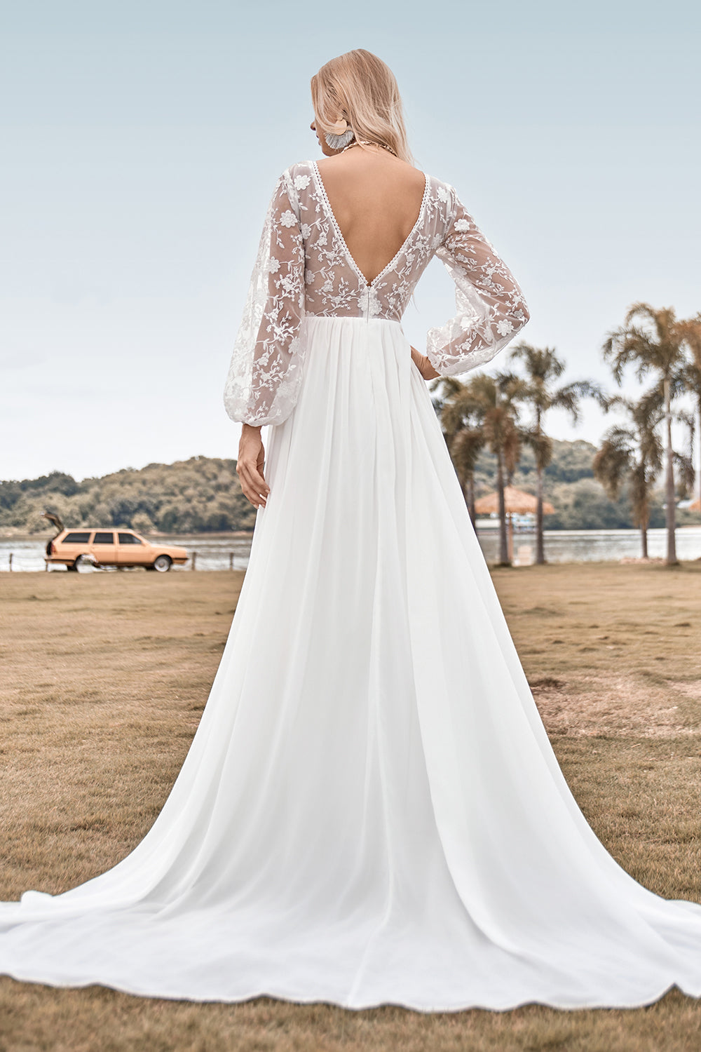Una línea V cuello marfil gasa barrido tren Boho vestido de novia con encaje