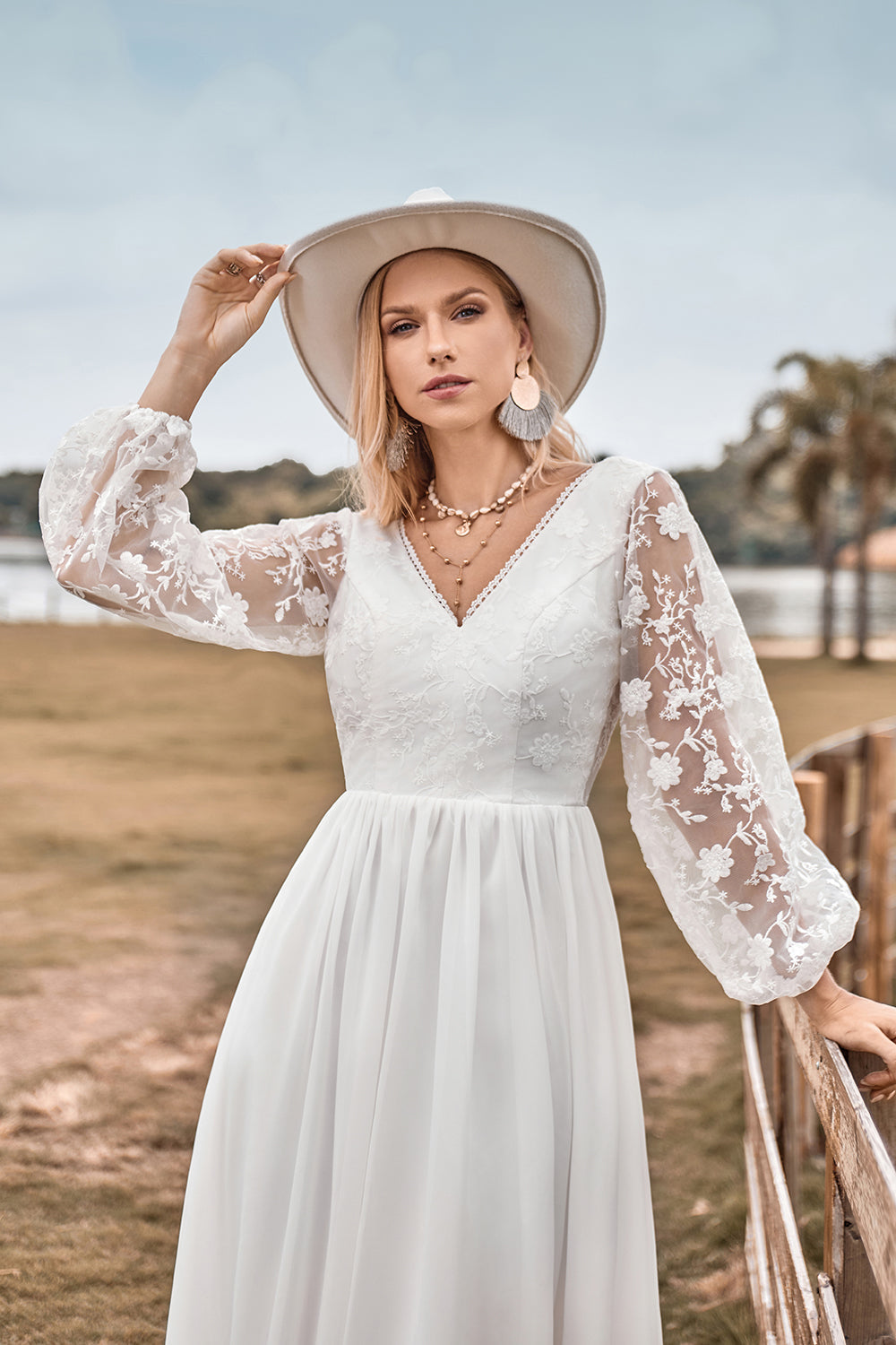 Una línea V cuello marfil gasa barrido tren Boho vestido de novia con encaje