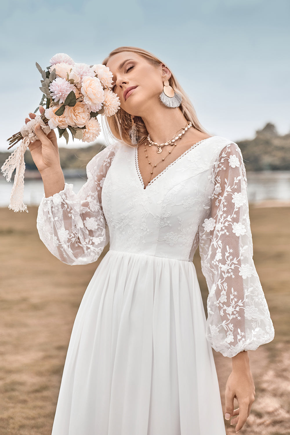 Una línea V cuello marfil gasa barrido tren Boho vestido de novia con encaje