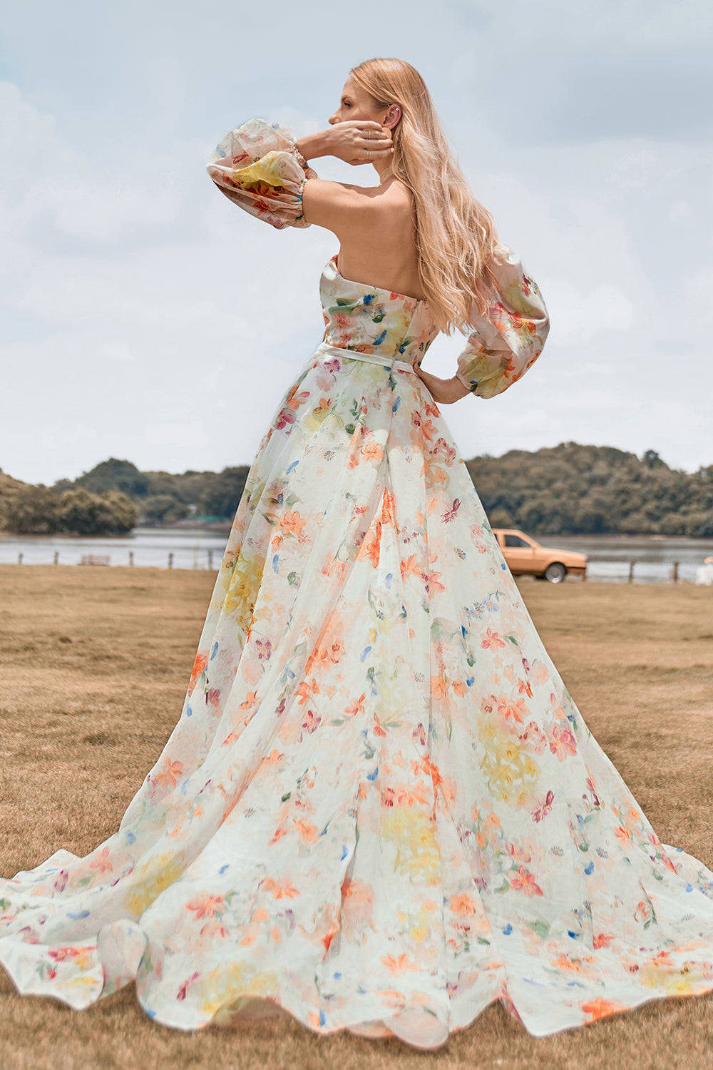Charming A Line Sweetheart Ivory Floral Sweep Train Bridal Dress con mangas