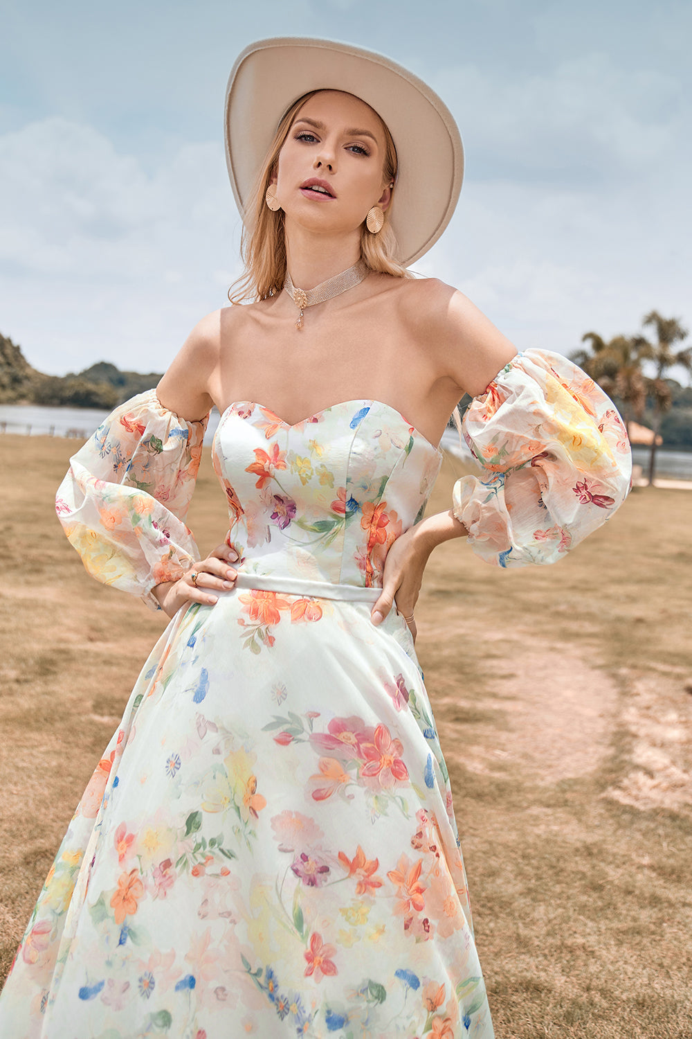 Charming A Line Sweetheart Ivory Floral Sweep Train Bridal Dress con mangas
